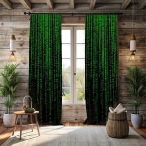Puede incluir: Cortinas negras con un patrón de lluvia digital verde. Las cortinas cuelgan frente a una ventana y presentan un patrón repetido de caracteres verdes, creando un efecto de lluvia digital. Las cortinas están hechas de tela oscura y colgadas de una barra negra.