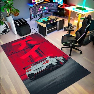 Könnte beinhalten: Rechteckiger Teppich mit einem weißen und roten Sportwagen-Design. Der Teppich hat einen roten Hintergrund mit japanischen Schriftzeichen und eine graue Straßengrafik. Das Auto hat rote Rücklichter und das Nummernschild lautet "KH T58".