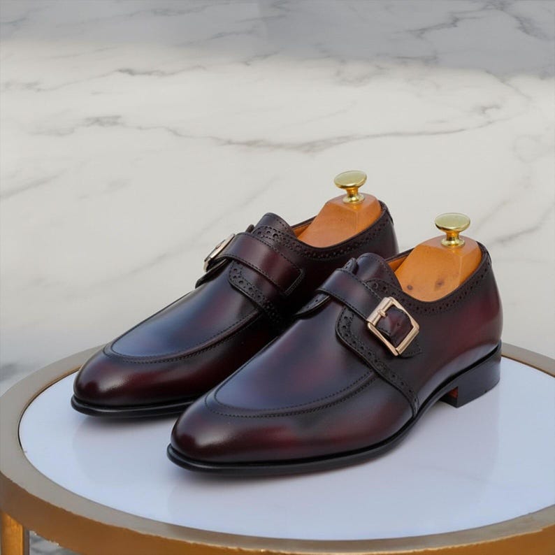 Sapatos masculinos artesanais em couro marrom com fivela única – Sapatos sociais formais – Calçados de couro para casamento e negócios imagem 1