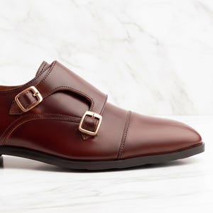 Handgefertigte beige Leder Cap Toe Doppel Monk Strap Schuhe für Herren - formelle, Hochzeit & Business Kleidung Bild 7