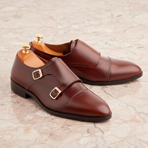 Handgefertigte beige Leder Cap Toe Doppel Monk Strap Schuhe für Herren - formelle, Hochzeit & Business Kleidung Bild 3