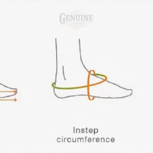 Puede incluir: Un diagrama que ilustra tres m&eacute;todos para medir un pie. El primero muestra la longitud del pie con flechas naranjas. El segundo muestra la circunferencia del empeine con un bucle naranja. El tercero muestra la circunferencia de la articulaci&oacute;n.