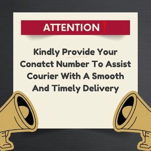 K&ouml;nnte beinhalten: Ein quadratisches, cremefarbenes Schild mit einem dunkelroten Kopfbereich, der das Wort ATTENTION in wei&szlig;en Gro&szlig;buchstaben enth&auml;lt. Darunter steht in dunkelbrauner Schrift: Kindly Provide Your Conatct Number To Assist Courier With A Smooth And Timely Delivery. Zwei goldene Megafone rahmen das Schild ein.