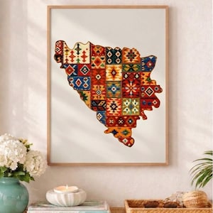 Könnte beinhalten: Ein Set aus drei Keramikbechern mit gesprenkelter, matter Oberfläche. Die Becher sind in den Farbtönen Creme, Hellgrau und Dunkelgrau gehalten. Jeder Becher hat ein schlichtes, minimalistisches Design und einen abgerundeten Henkel.