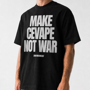 Peut inclure: Un t-shirt noir à manches courtes avec le texte blanc "MAKE CEVAPE NOT WAR" imprimé en lettres capitales grasses sur la poitrine. Sous ce texte principal, l'inscription "2026 BALKANLAB" apparaît en plus petit dans une police moderne.