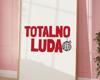 Pôster Totalno Luda | Arte de parede com garota dos Balcãs | Decoração sérvia, croata, bósnia e iugoslava | Impressão divertida para quarto com temática eslava