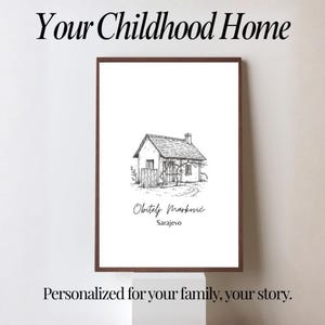 Könnte beinhalten: Ein gerahmter Schwarz-Weiß-Entwurf eines Hauses mit dem Text "Your Childhood Home". Unter dem Haus steht der Text "Obitelj Marković, Sarajevo". Der Rahmenboden lautet "Personalisiert für Ihre Familie, Ihre Geschichte."