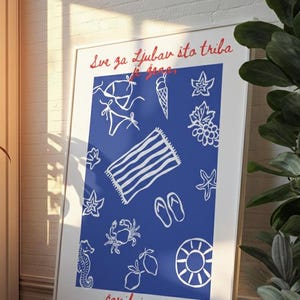 Może przedstawiać: Oprawiony plakat z niebieskim tłem i białymi ilustracjami o tematyce plażowej. Zawiera bikini, lody, rozgwiazdy, ręcznik plażowy, klapki, kraba, cytryny i słońce. Czerwony tekst znajduje się na górze i na dole plakatu.