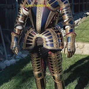 Könnte beinhalten: Komplette Rüstung in Schwarz und Gold. Die Rüstung weist aufwendige goldene Details und einen Helm mit Visier auf. Die Rüstung steht auf einer Rasenfläche. Der Text "Royalhandicraft" ist auf der Rüstung zu sehen.