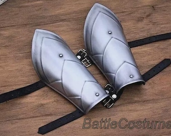 Brazales de acero medievales hechos a mano para caballeros. Protectores de brazo de acero para LARP, cosplay y recreación de batallas.