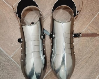 Botas medievales de acero de calibre 18 / Calzado de armadura de caballero gótico para LARP y recreación histórica. Calzado funcional de armadura.