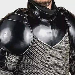 Könnte beinhalten: Schwarze Schulterpanzer aus Stahl mit beweglichen Platten und poliertem Finish. Die Rüstung schützt Schultern und oberen Brustbereich und wird mit Kettenhemden kombiniert. Die Rüstung ist Teil eines mittelalterlichen Kostüms.