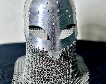 Casco de caballero medieval grabado con cola de malla de Aventail / Casco de acero gótico vikingo LARP Cosplay