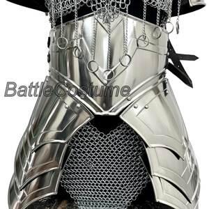 Puede incluir: Una armadura de pecho y cintura de metal plateado pulido con detalles de cota de malla. La armadura presenta placas en capas y anillos decorativos, con el texto "Battle Costume" visible en la parte delantera. El dise&ntilde;o sugiere un tema medieval o de fantas&iacute;a.