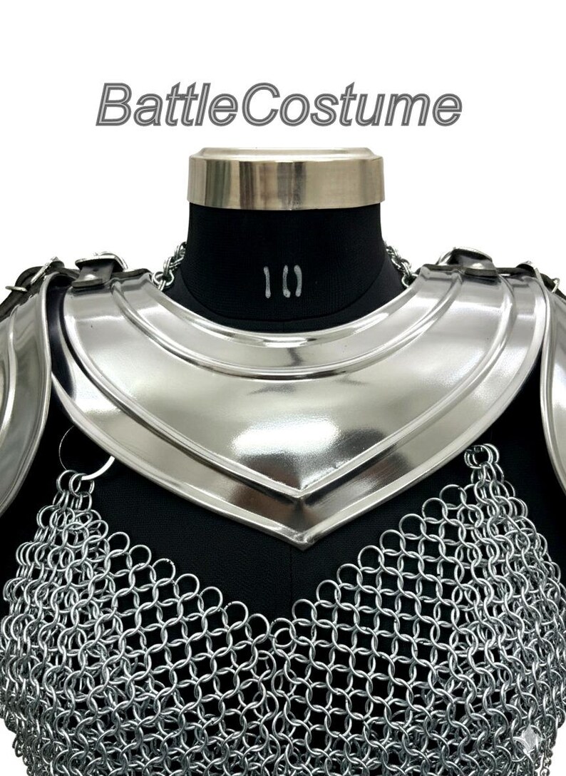 Puede incluir: Peto de armadura medieval plateado con acabado pulido. La armadura incluye una secci&oacute;n de cota de malla y un protector de cuello. El texto "BattleCostume" es visible en la parte superior.