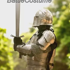 K&ouml;nnte beinhalten: Ein mittelalterliches Ritterkost&uuml;m mit silbernem Helm, R&uuml;stung und Kettenhemd. Der Ritter h&auml;lt ein silbernes Schwert. Der Text "BattleCostume" wird oben im Bild angezeigt. Der Hintergrund ist verschwommen mit gr&uuml;nem Laub.