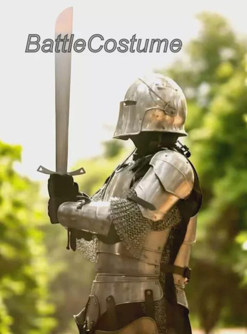K&ouml;nnte beinhalten: Ein mittelalterliches Ritterkost&uuml;m mit silbernem Helm, R&uuml;stung und Kettenhemd. Der Ritter h&auml;lt ein silbernes Schwert. Der Text "BattleCostume" wird oben im Bild angezeigt. Der Hintergrund ist verschwommen mit gr&uuml;nem Laub.