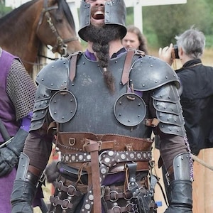Medeltida svart stål Bettle Ready Templar helkroppsrustning LOTR krigare