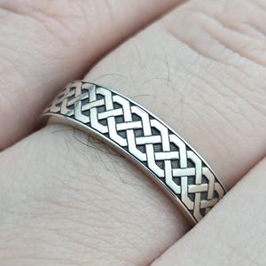 Alianza de boda de triple tejido: anillo trenzado de plata de ley oxidada para hombre
