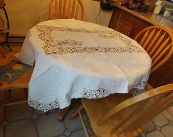 Nappe rectangulaire découpée avec de beaux ajours et broderies. 67 "x 50" Décoration d'intérieur, décoration de table, mariage. Idée cadeau. Excellent