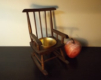 Meubles de maison de poupée en vente. Chaise berçante et bol. Lavabos de la salle de bain pour poupée. Chaise en bois avec bol. Jardinière, organiseur de bureau, cadeaux pour trésors