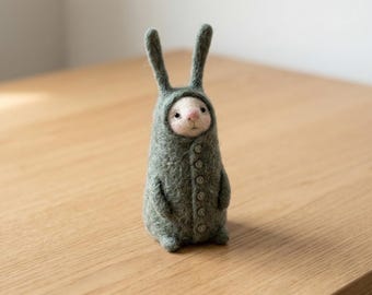 Handgjord kaninfigur i ullfilt | Söt handgjord djurdocka | Unik filtkaraktär | Perfekt för heminredning