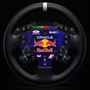 Puede incluir: Un volante de carreras negro con una placa central que muestra la marca Oracle Red Bull Racing, logotipos de Ford Racing y Mobil 1, botones de PlayStation y una tira de luz LED multicolor en la parte superior central del volante.