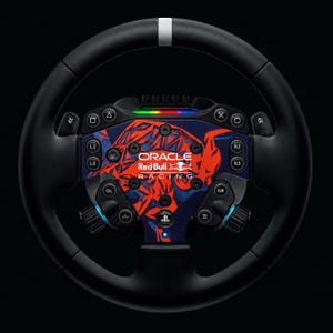 Könnte beinhalten: Ein schwarzes Rennlenkrad mit einer zentralen Platte, die eine rot-blaue Oracle Red Bull Racing-Grafik zeigt. Das Gerät verfügt über mehrere Tasten, Drehregler, Schaltwippen, ein PlayStation-Logo und eine oben angebrachte LED-Lichtleiste.