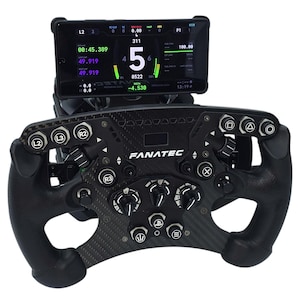 Könnte beinhalten: Ein schwarzes Fanatec-Rennlenkrad mit Carbonfaser-Design, das zahlreiche Knöpfe, Drehregler und einen digitalen Bildschirm aufweist. Der Bildschirm zeigt Renndaten wie Rundenzeiten und Geschwindigkeit an. Das Lenkrad hat ergonomische Griffe für komfortables Handling.
