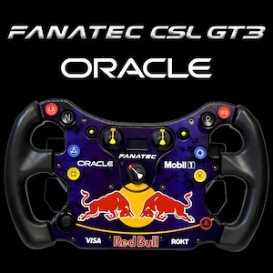 Puede incluir: Un volante Fanatec CSL GT3 con un acabado texturizado en morado oscuro y negro con la marca Red Bull. El volante incluye varios botones, interruptores giratorios y logotipos de Oracle, Mobil 1, Visa y ROKT sobre un fondo negro.