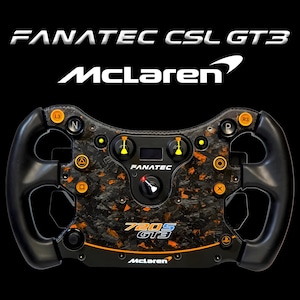 Op de afbeelding: Een Fanatec CSL GT3 McLaren stuurwiel met een zwart en oranje gesmeed koolstofvezel voorpaneel, zwarte rubberen handgrepen, meerdere oranje knoppen, draaischakelaars en de tekst Fanatec CSL GT3, McLaren en 720S GT3 erop gedrukt.