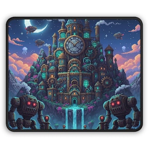 Puede incluir: Alfombrilla de ratón rectangular con un paisaje de fantasía pixelado. Una gran torre del reloj domina un castillo en una montaña, con robots steampunk en primer plano. El cielo es un degradado de azules y rosas, con dirigibles y una luna creciente.