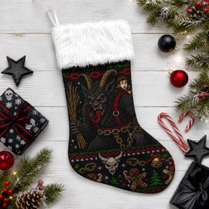 Puede incluir: Un calcetín navideño negro con un borde de piel sintética blanca. El calcetín presenta un gráfico de Krampus con cuernos, ojos rojos y lengua, sosteniendo un manojo de ramas. El patrón incluye cadenas, una calavera y hombres de jengibre.