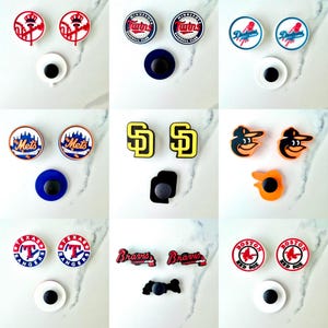 Pode incluir: Um conjunto de três canecas de cerâmica com acabamento fosco e salpicado. As canecas são em tons de creme, cinza claro e cinza escuro. Cada caneca tem um design simples e minimalista e uma alça arredondada.