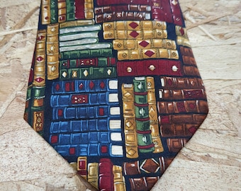 Die Krawatte für Buchliebhaber ist mit einem antiken Bücherregal-Design, einem Bibliothekar-Geschenk, einer klassischen Bücher-Krawatte von Alynn Neckwear ausgestattet