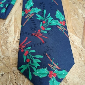 Holly Pattern Design Tie Novelty Necktie Men&#39;s Christmas Tie