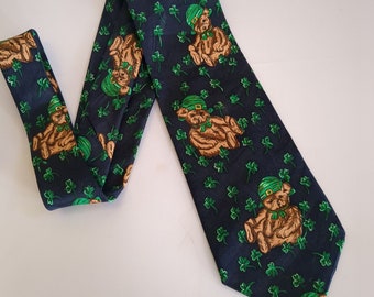 Kleine teddybeer als kabouter omringd door klavers voor Saint Patrick's Day