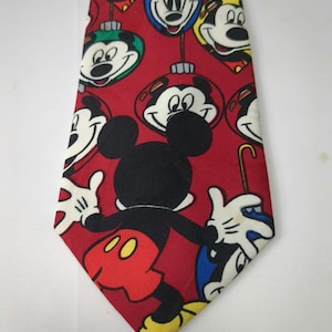 Musse Pigg ler mot julgranskulor Disney Julslips Ny slips Herrslips