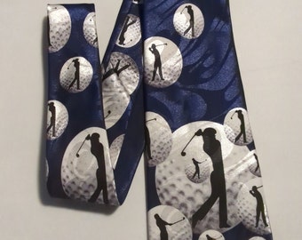 Golfspieler Krawatte mit Silhouette des Golfspielers vor Golfbällen, Marineblauem Hintergrund