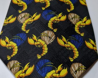 Puede incluir: Corbata negra con un patrón repetido de langostas amarillas, conchas azules y conchas de color canela. La corbata tiene una textura de tejido diagonal. Las pinzas de langosta y las conchas están detalladas con sombreado.