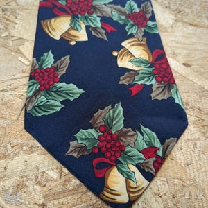 Holly Berry Ringing Bells Pattern Design Tie Novelty Necktie Men&#39;s Christmas Tie