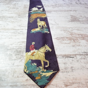 Horse Back Rider Necktie Purple Tie caractéristiques chevaux et jockey avec race Track par Mark Shale 100% Silk Made aux États-Unis