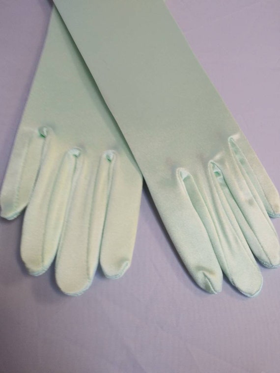 Gants en satin extensible menthe très lustré longueur opéra au poignet 22  po. 18 po. 15