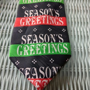 Season&#39;s Greetings Red and Green Pattern Design Tie Novelty Necktie Men&#39;s Christmas Tie