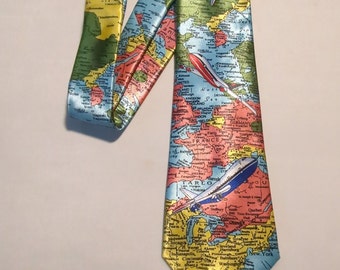 Faites le tour du monde avec cette cravate en soie brillante aviateur avec cartes du monde et avion