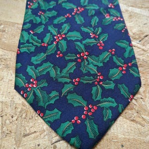 Holly Pattern Design Tie Novelty Necktie Men&#39;s Christmas Tie