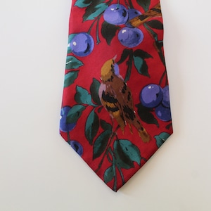 Vögel und Beeren-Krawatte von Don Loper -Beverly Hills 100% italienische Seiden-Krawatte Rot mit Lila und Jade-Akzent-Farben