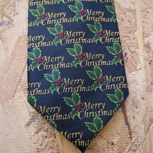 Merry Christmas Holly Pattern Template Design Tie Novelty Necktie Men&#39;s Tie