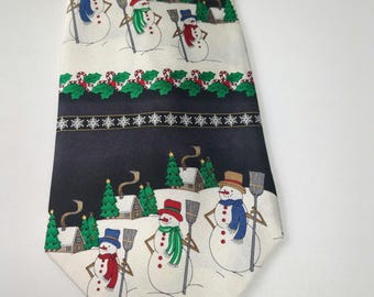 Corbata con diseño de muñecos de nieve fuera de las casas en invierno Corbata novedosa Corbata navideña para hombre