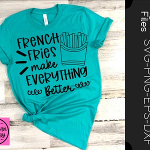 Może przedstawiać: Turkusowy T-shirt z czarnym tekstem, który brzmi "French Fries make EVERYTHING better" i czarno-białą ilustracją frytek w papierowym pojemniku.